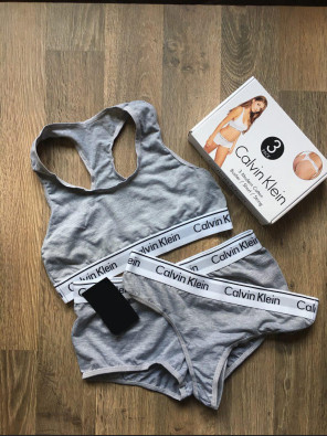 Комплект білизни - в стилі Calvin Klein жіночий трійка (топ+стрінги+шорти) Сірий