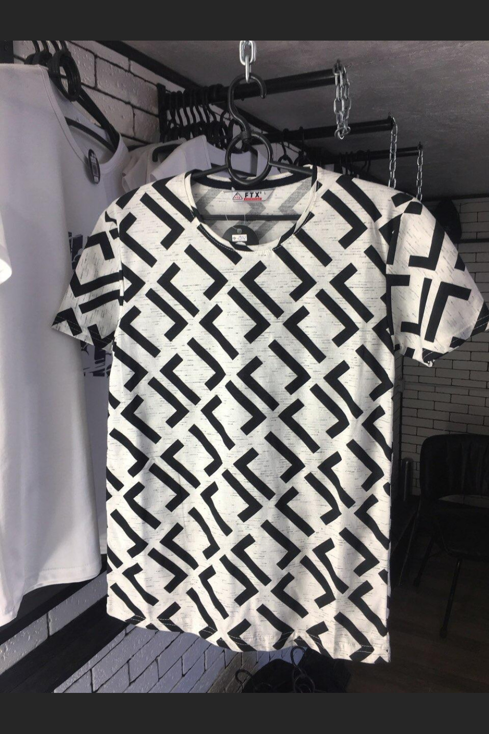 Чоловіча футболка - З геометричними візерунками (Чорно-біла)