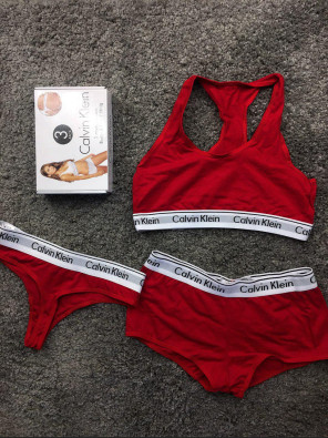 Комплект білизни - в стилі Calvin Klein жіночий трійка (топ+стрінги+шорти) Червоний