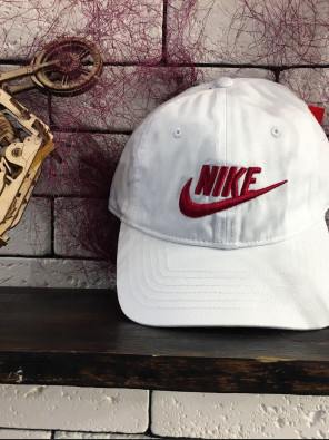 Бейсболка - в стилі Nike (Біла з червоним значком) 