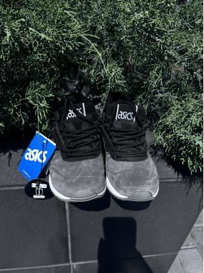 Жіночі кросівки ASICS сірі з чорним