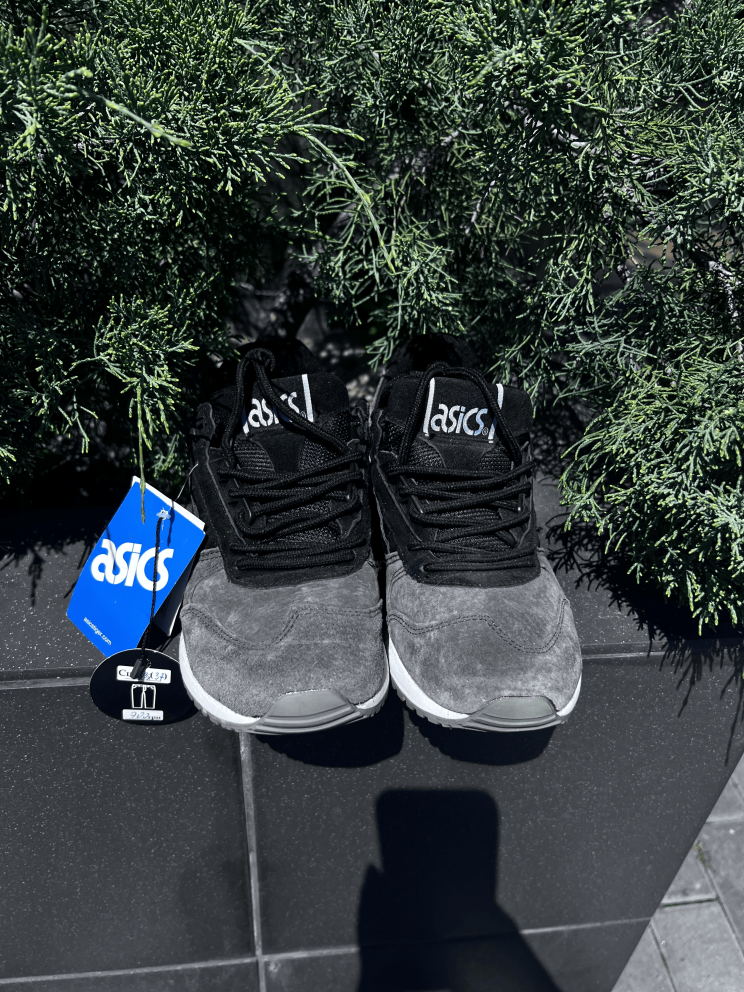 Жіночі кросівки ASICS сірі з чорним