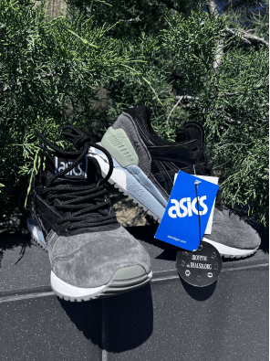 Жіночі кросівки ASICS сірі з чорним