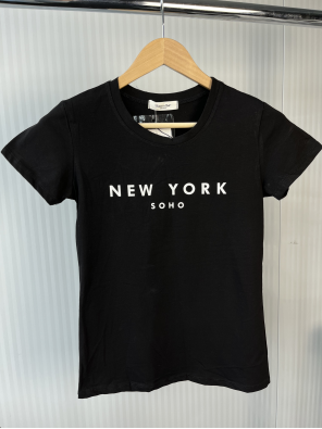 Жіноча чорна футболка з написом New York