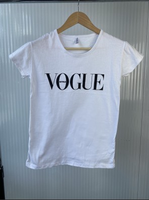 Жіноча біла футболка з написом Vogue