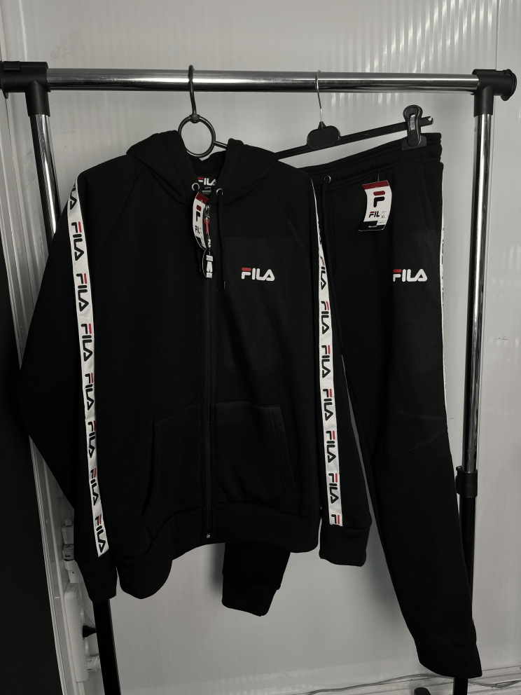 Чоловічий спортивний костюм FILA чорний Чоловічий спортивний костюм FILA чорний